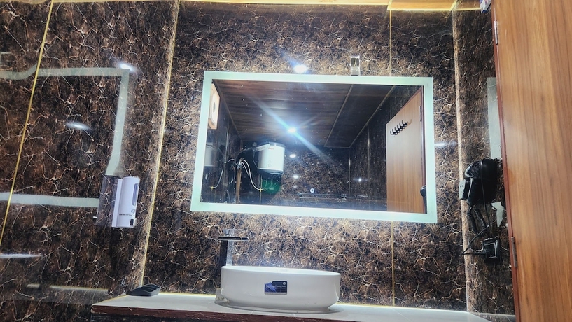 Imagen de la habitación del Hotel Yamunotri Heli Resort. Foto 14