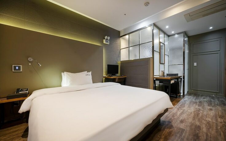 Imagen de la habitación del Hotel Yangsan Mulgeum 369. Foto 18