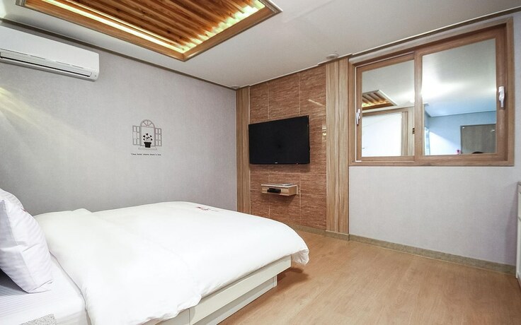 Imagen de la habitación del Hotel Yangsan Mulgeum Time. Foto 17