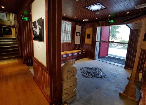 Imagen de la habitación del Hotel Yangshuo Li River Gallery Lodge. Foto 9