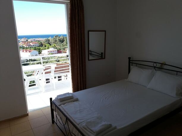 Imagen de la habitación del Hotel Yanna Studios. Foto 19