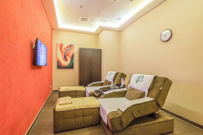 Imagen de la piscina del Hotel Yantai Lijing Peninsula. Foto 15