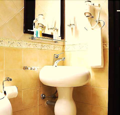 Imagen de la habitación del Hotel Yas Express. Foto 9