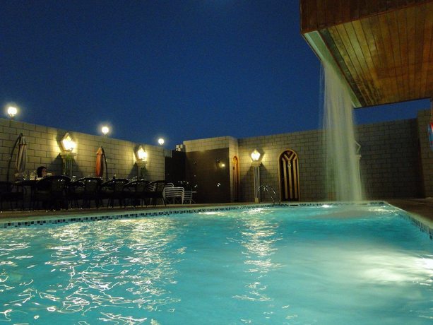 Imagen de la piscina del Hotel Yas Express. Foto 13