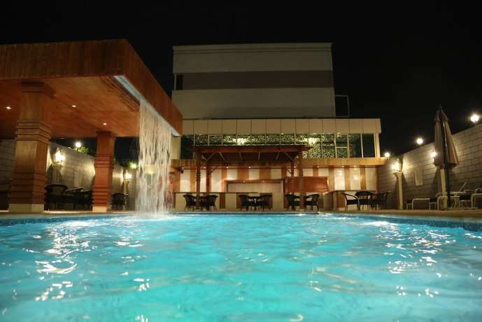 Imagen de la piscina del Hotel Yas Express. Foto 14