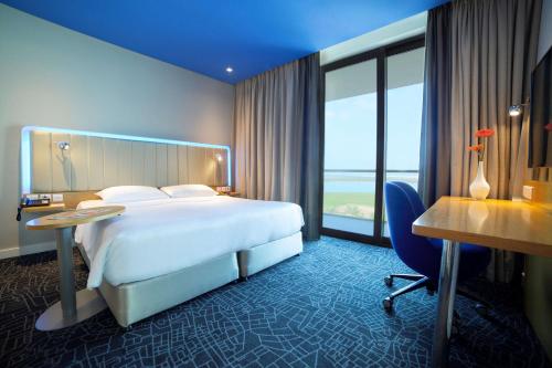 Imagen de la habitación del Hotel Yas Plaza Bay. Foto 12
