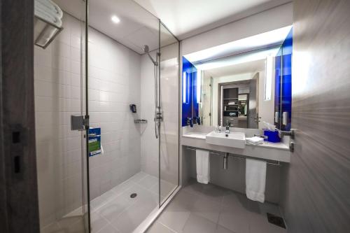 Imagen de la habitación del Hotel Yas Plaza Bay. Foto 14