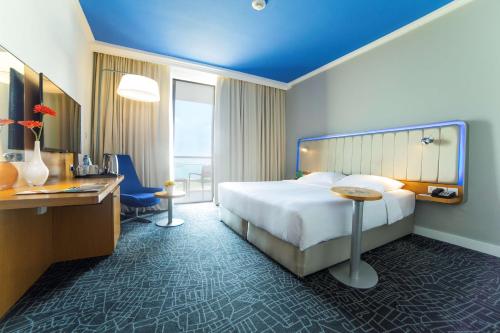 Imagen de la habitación del Hotel Yas Plaza Bay. Foto 18