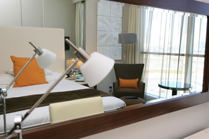 Imagen de la habitación del Hotel Yas Plaza Circuit. Foto 9