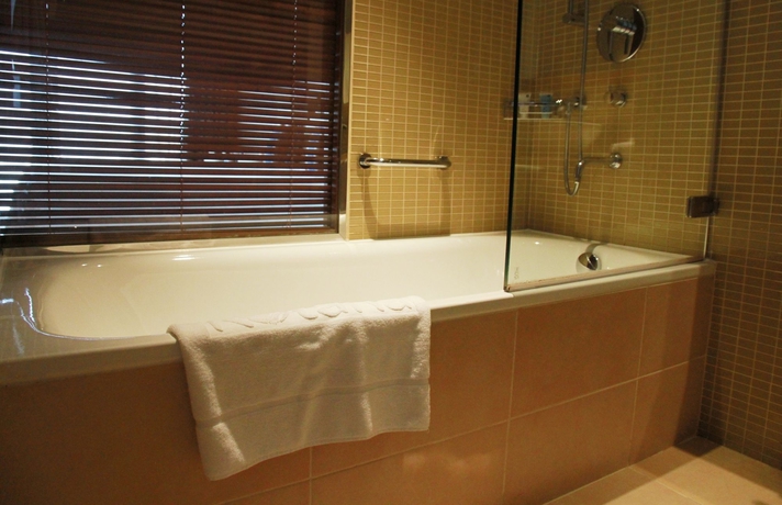 Imagen de la habitación del Hotel Yas Plaza Marina. Foto 8