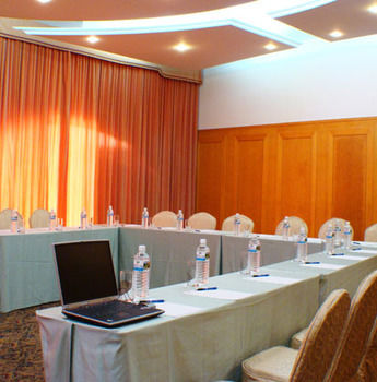 Imagen de la piscina del Hotel Yaward. Foto 16
