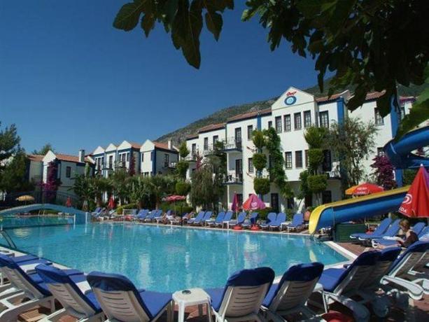 Imagen de la piscina del Hotel Yel Holiday Resort. Foto 8