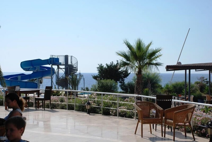 Imagen de la piscina del Hotel Yeldener Crystal Rocks. Foto 18