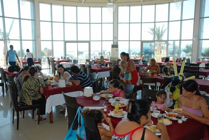 Imagen del bar/restaurante del Hotel Yeldener Crystal Rocks. Foto 3