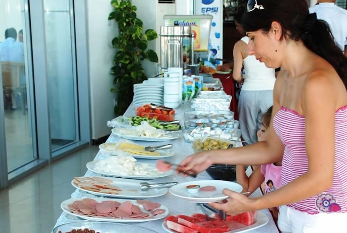 Imagen del bar/restaurante del Hotel Yeldener Crystal Rocks. Foto 4