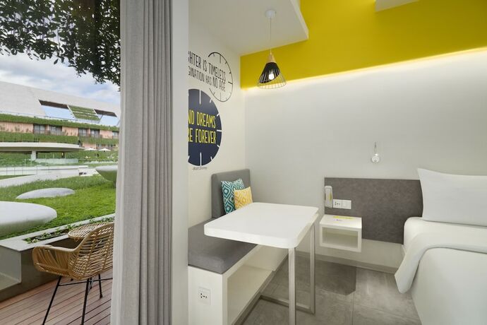 Imagen de la habitación del Hotel Yello Kuta Beachwalk Bali. Foto 19