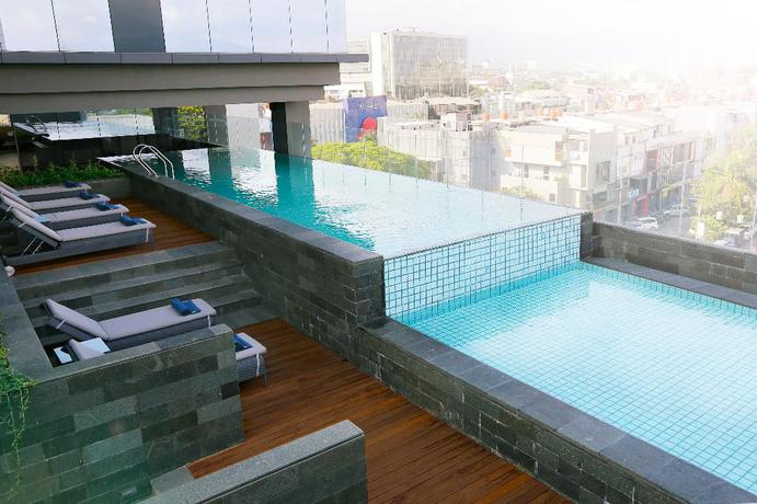 Imagen de la piscina del Hotel Yello Paskal - Bandung. Foto 9