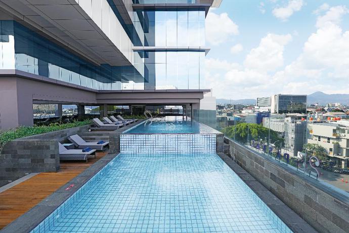 Imagen de la piscina del Hotel Yello Paskal - Bandung. Foto 10