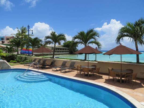 Imagen de la piscina del Hotel Yellow Bird. Foto 13