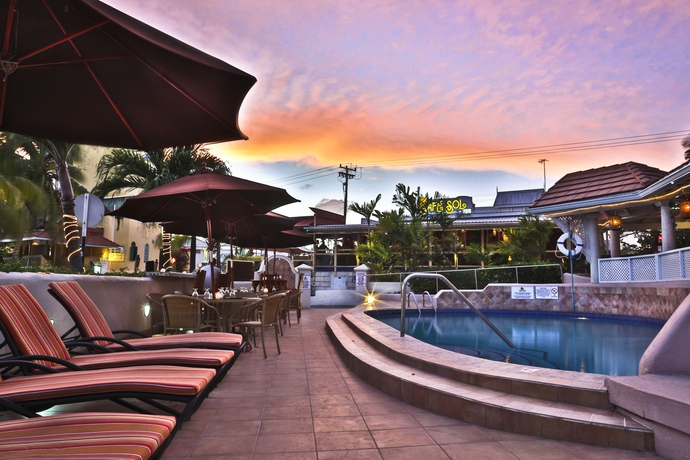 Imagen de la piscina del Hotel Yellow Bird. Foto 15