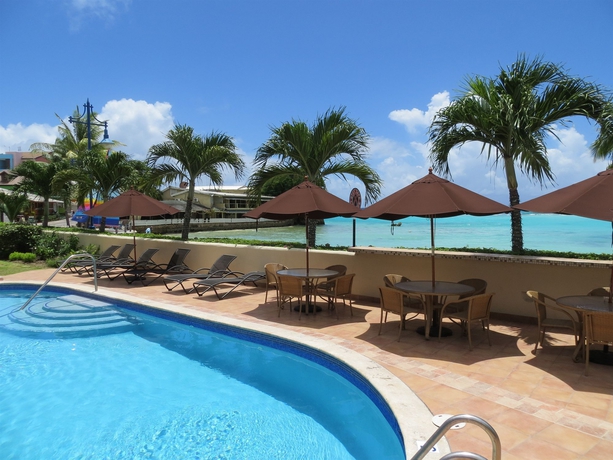 Imagen de la piscina del Hotel Yellow Bird. Foto 16