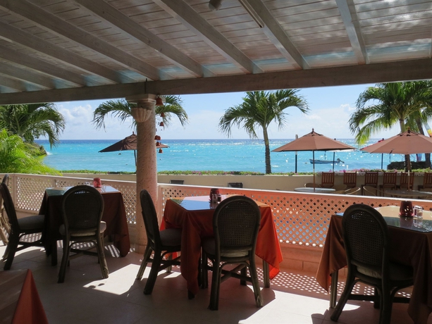 Imagen del bar/restaurante del Hotel Yellow Bird. Foto 2