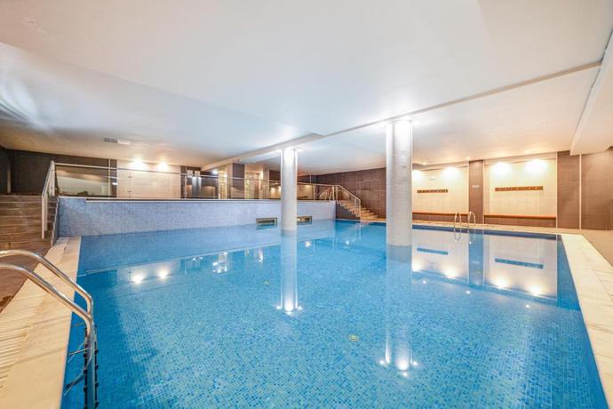 Imagen de la piscina del Hotel Yellow Praia Monte Gordo. Foto 9