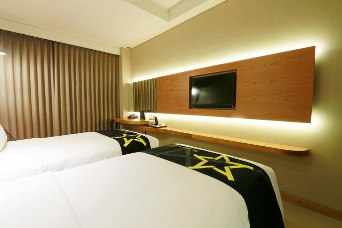 Imagen de la habitación del Hotel Yellow Star Gejayan. Foto 8