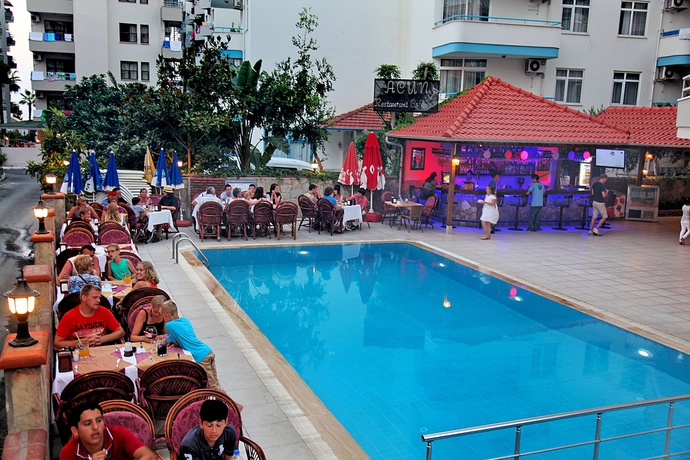 Imagen de la piscina del Hotel Yeniacun Apart. Foto 11