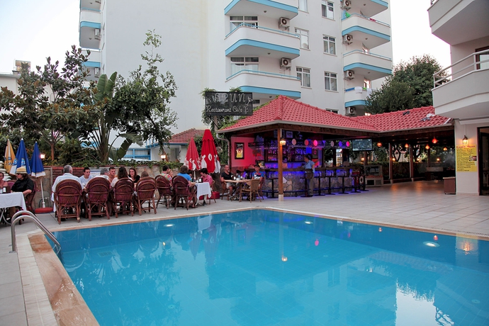 Imagen de la piscina del Hotel Yeniacun Apart. Foto 12