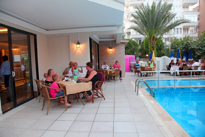 Imagen de la piscina del Hotel Yeniacun Apart. Foto 14