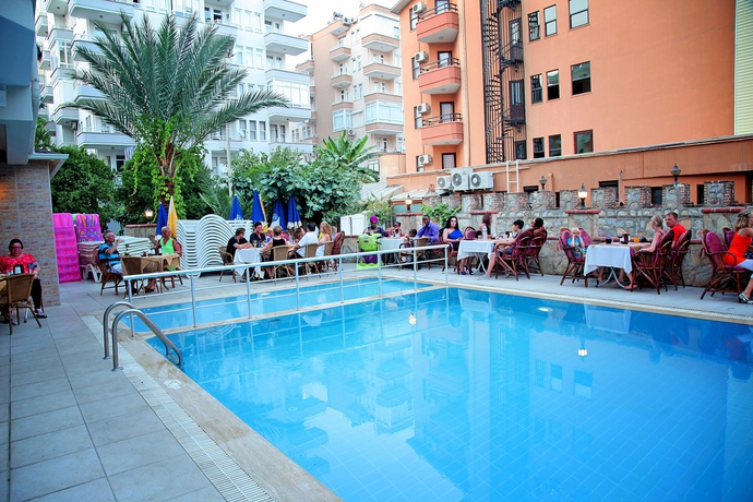 Imagen de la piscina del Hotel Yeniacun Apart. Foto 15