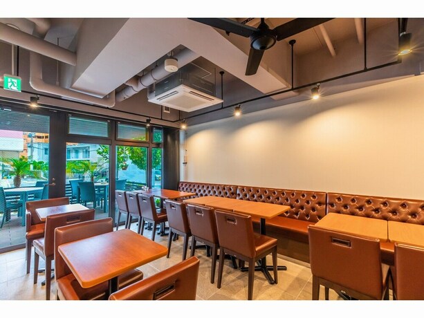 Imagen del bar/restaurante del Hotel Yenn's Marina Inn Mercy. Foto 12