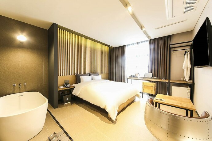Imagen de la habitación del Hotel Yeoubi. Foto 15
