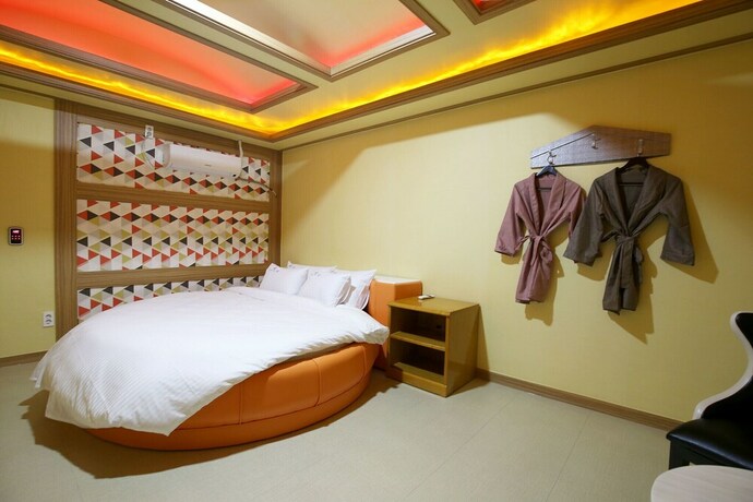 Imagen de la habitación del Hotel Yesan Spatel. Foto 16