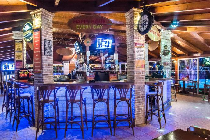 Imagen del bar/restaurante del Hotel Yiannis Manos Resort. Foto 2