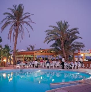 Imagen de la piscina del Hotel Yiannoula Beach. Foto 3