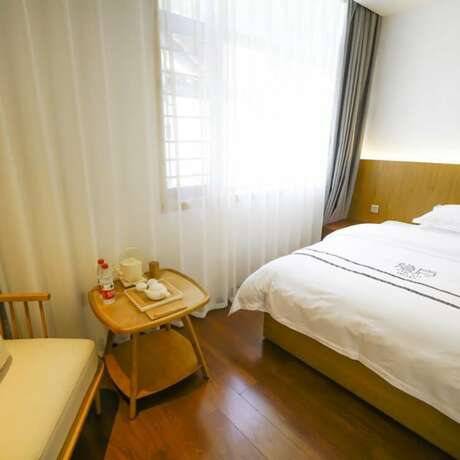 Imagen de la habitación del Hotel Yinlu Bedroom Fenghuang Hongqiao Shop. Foto 18