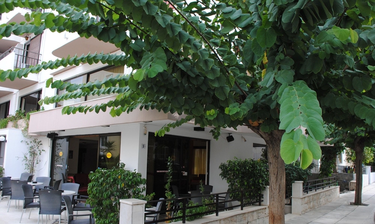 Imagen de los exteriores del Hotel Yiorgos. Foto 8