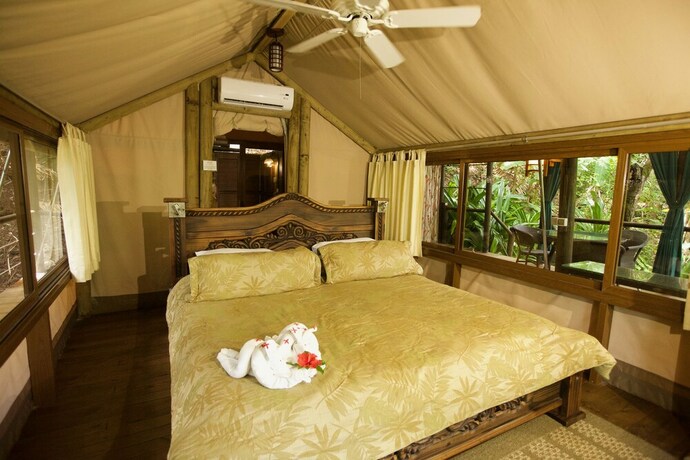 Imagen de la habitación del Hotel Ylang Ylang Beach Resort. Foto 13