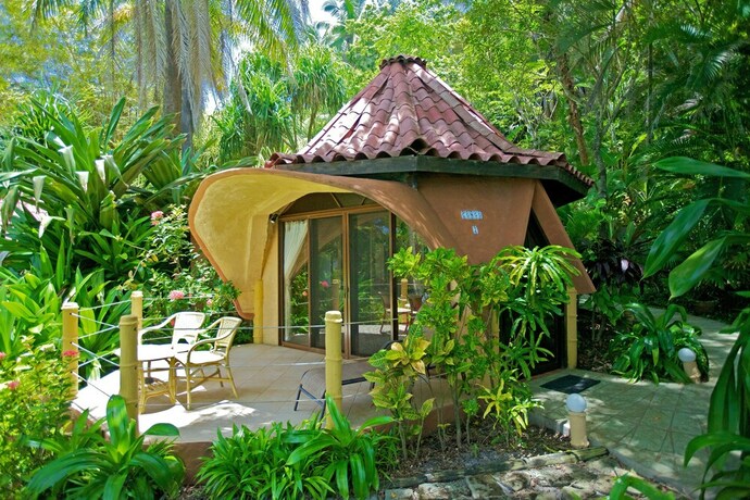 Imagen de la habitación del Hotel Ylang Ylang Beach Resort. Foto 14