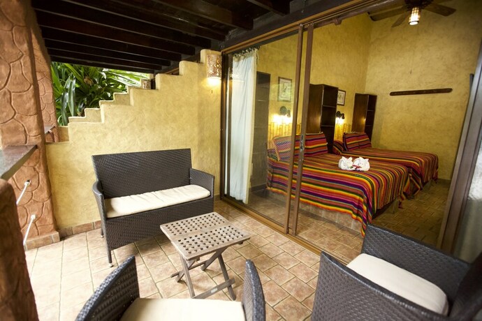 Imagen de la habitación del Hotel Ylang Ylang Beach Resort. Foto 16