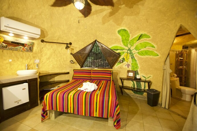 Imagen de la habitación del Hotel Ylang Ylang Beach Resort. Foto 18