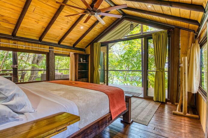 Imagen de la habitación del Hotel Ylang Ylang Beach Resort. Foto 21