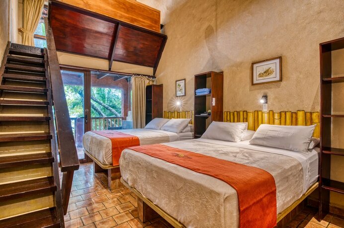 Imagen de la habitación del Hotel Ylang Ylang Beach Resort. Foto 22