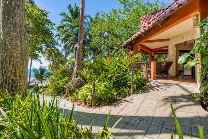 Imagen de la habitación del Hotel Ylang Ylang Beach Resort. Foto 25