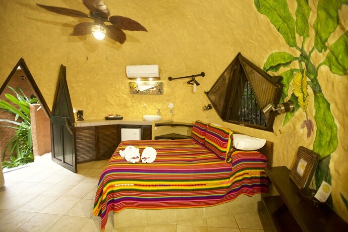 Imagen de la habitación del Hotel Ylang Ylang Beach Resort. Foto 28