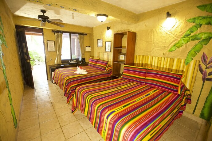 Imagen de la habitación del Hotel Ylang Ylang Beach Resort. Foto 29