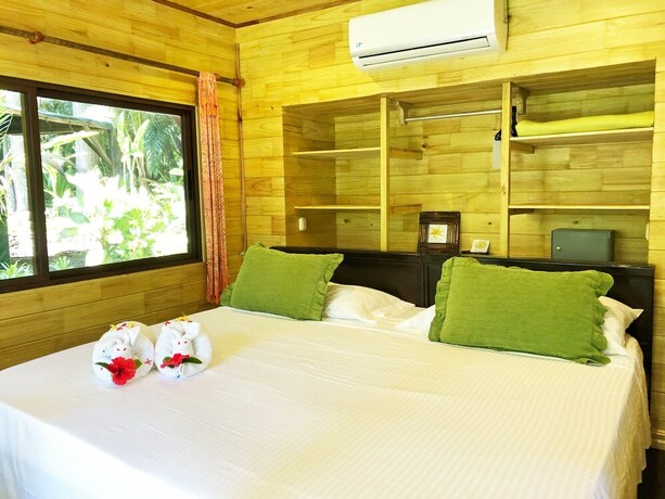 Imagen de la habitación del Hotel Ylang Ylang Beach Resort. Foto 30