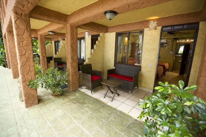 Imagen de la habitación del Hotel Ylang Ylang Beach Resort. Foto 31